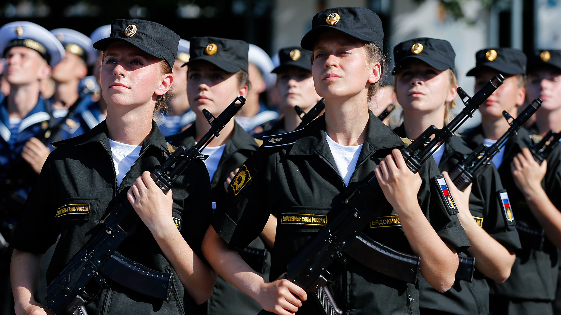 Современные женщины военные
