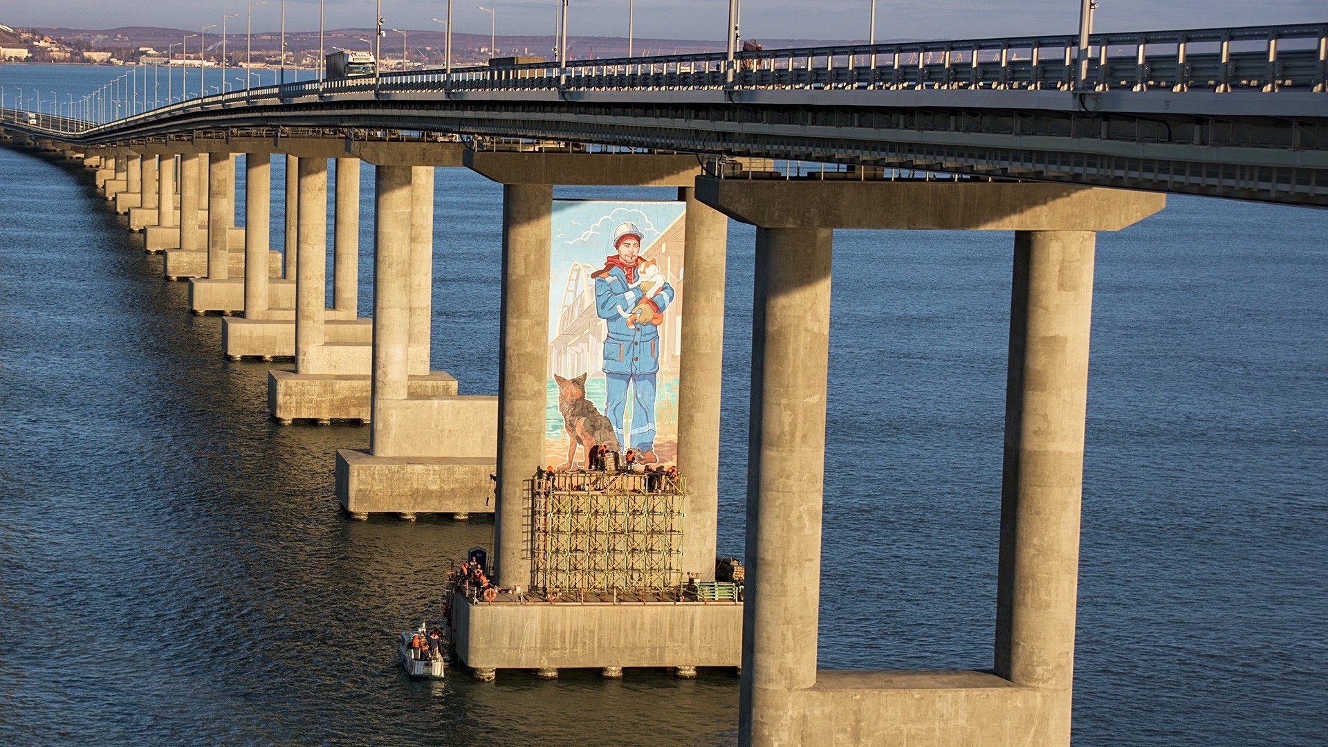 Рисунок на опоре крымского моста