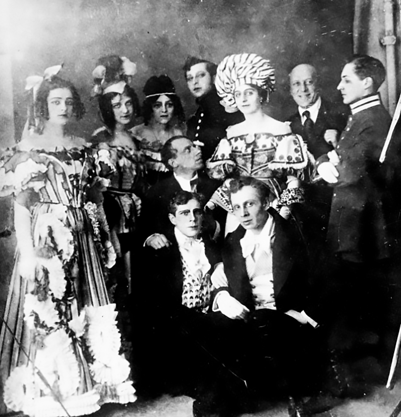 フセヴォロド・メイエルホリド（中央、右の人へ意見を与えている）が劇団員と一緒に＝アレクサンドリンスキー劇場