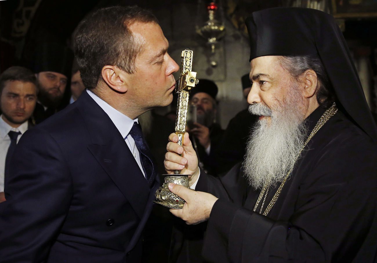 Еврейская православная. Медведев в Израиле. Медведев в кипе у стены плача.