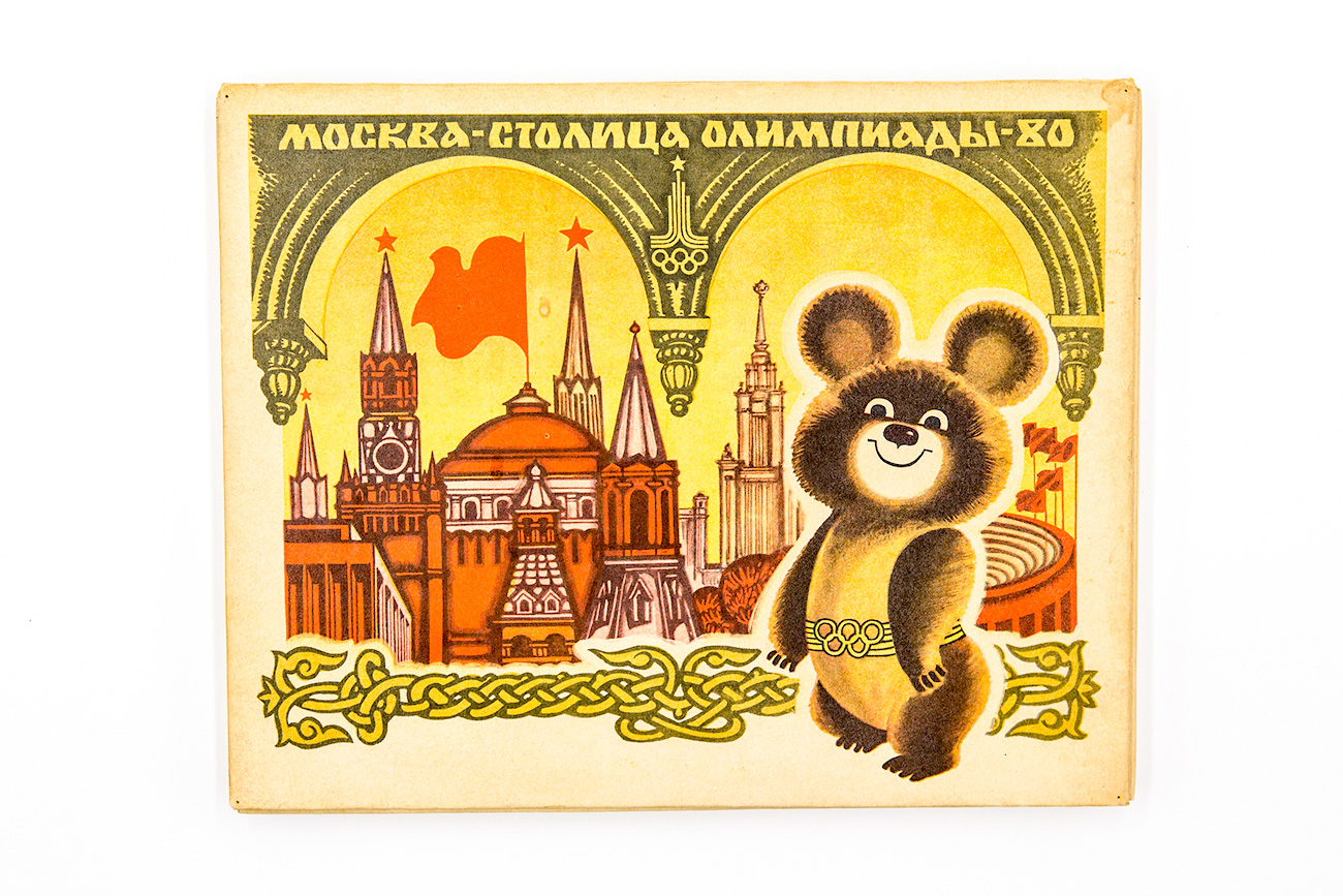 Caixa com urso que foi mascote da Olimpíada de Moscou (Foto: Ígor Rodin)