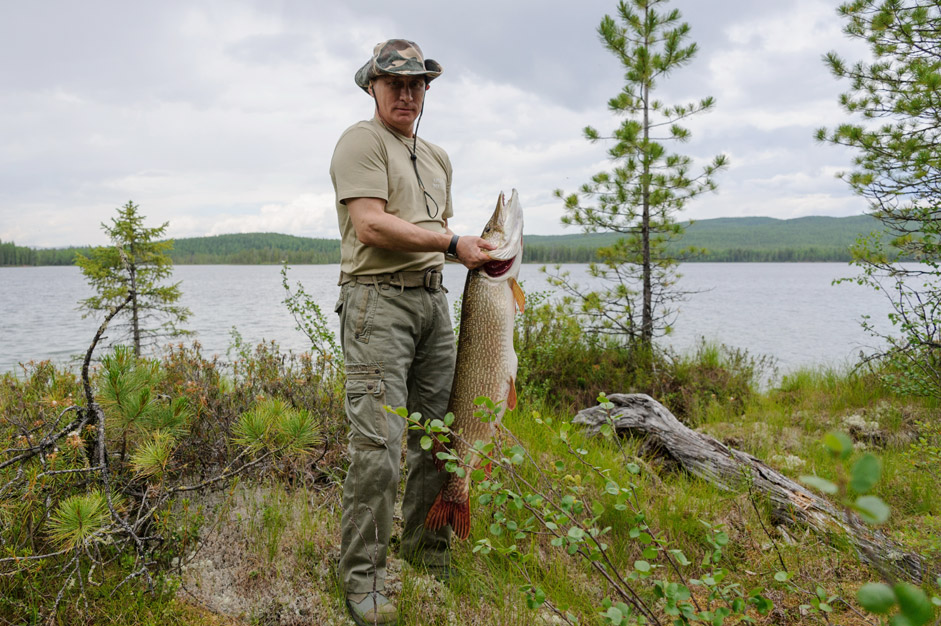 Putin dopo una battuta di pesca in uno dei parchi nazionali di Tuva. Fonte: Tass\n