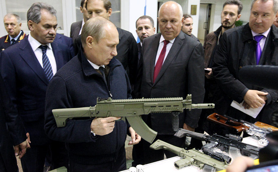 Putin durante una visita alla ditta Kalashnikov. Fonte:&nbsp;Konstantin Zavrazhin / RG\n