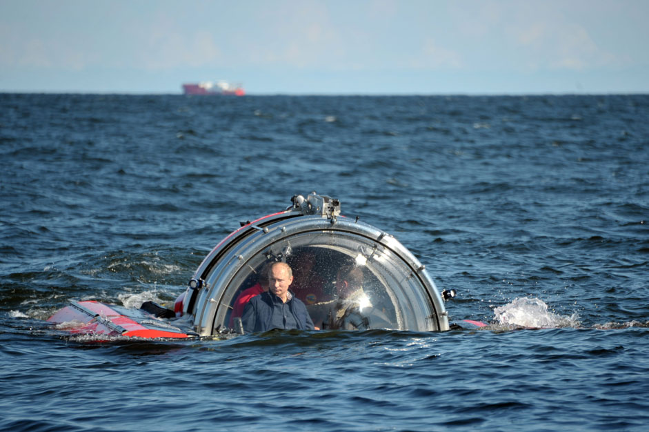 Putin mentre si immerge, a bordo di un sommergibile, nel Golfo di Finlandia per esplorare un relitto affondato nel 1869. Fonte: Aleksej&nbsp;Nikolskij / RIA Novosti\n