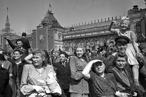Moskovčani na Rdečem trgu pred Gumom, 1. maj 1948. Vir: Fotosojuz / Vostok