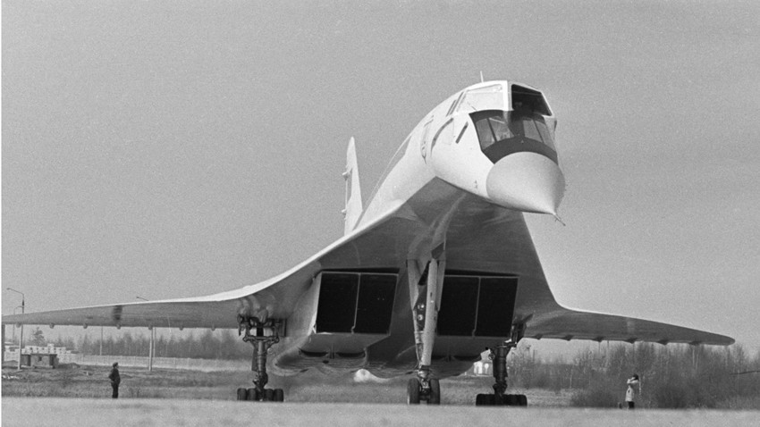 フルシチョフにとっては国の威信をかけた開発だったし、ソ連共産党はツポレフに1968年末までに新しい航空機を空に飛ばすよう求めた。