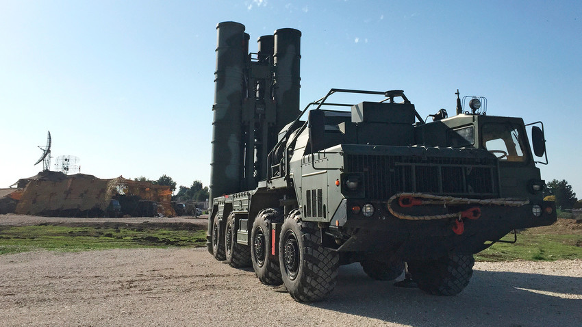 Sistema antimíssil S-400 implantado na base aérea de Hmeimim fornece segurança ao grupo aéreo russo na Síria