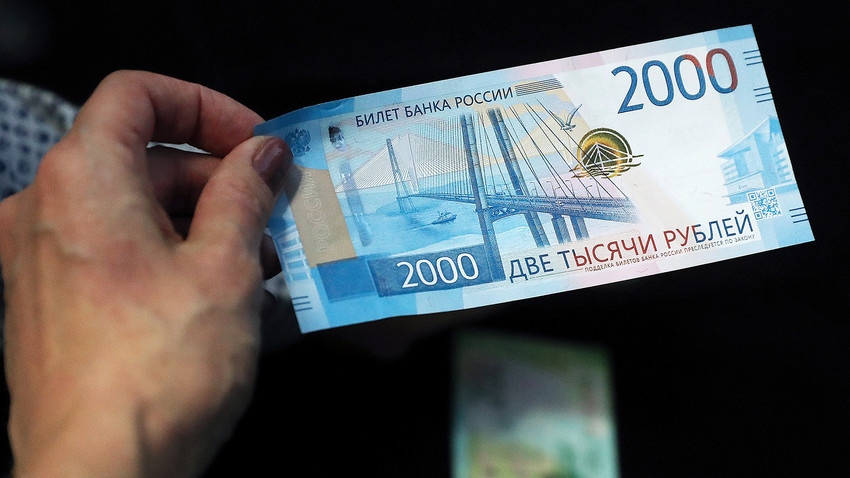 novas-notas-de-rublos-de-200-e-2-000-s-o-semelhantes-a-euros-russia