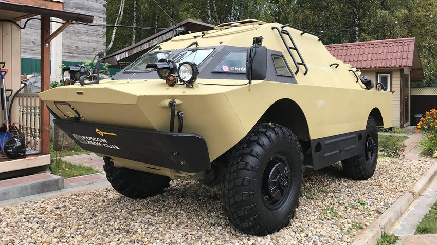 Un Tank Russe Ecrase Une Voiture À vendre en Russie: blindé de combat homologué pour la ville - Russia