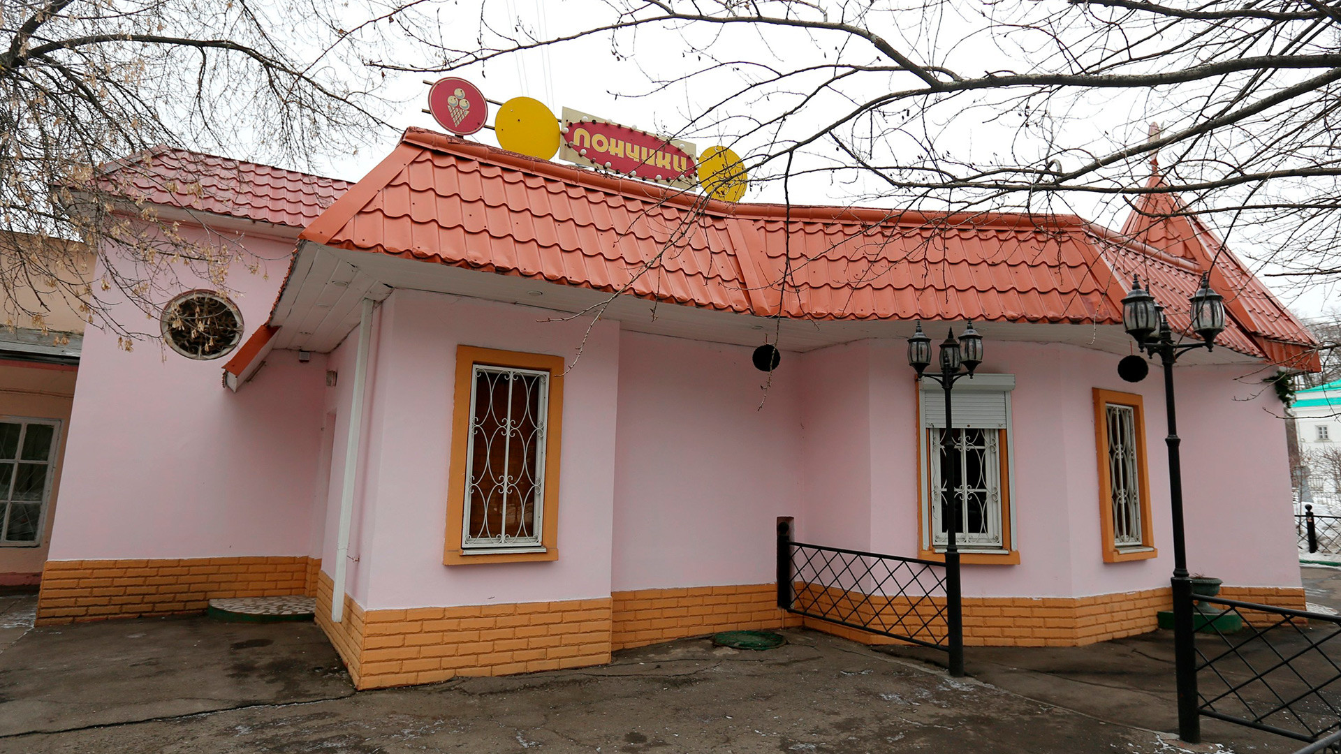 This is one of the best places to buy donuts in Moscow.