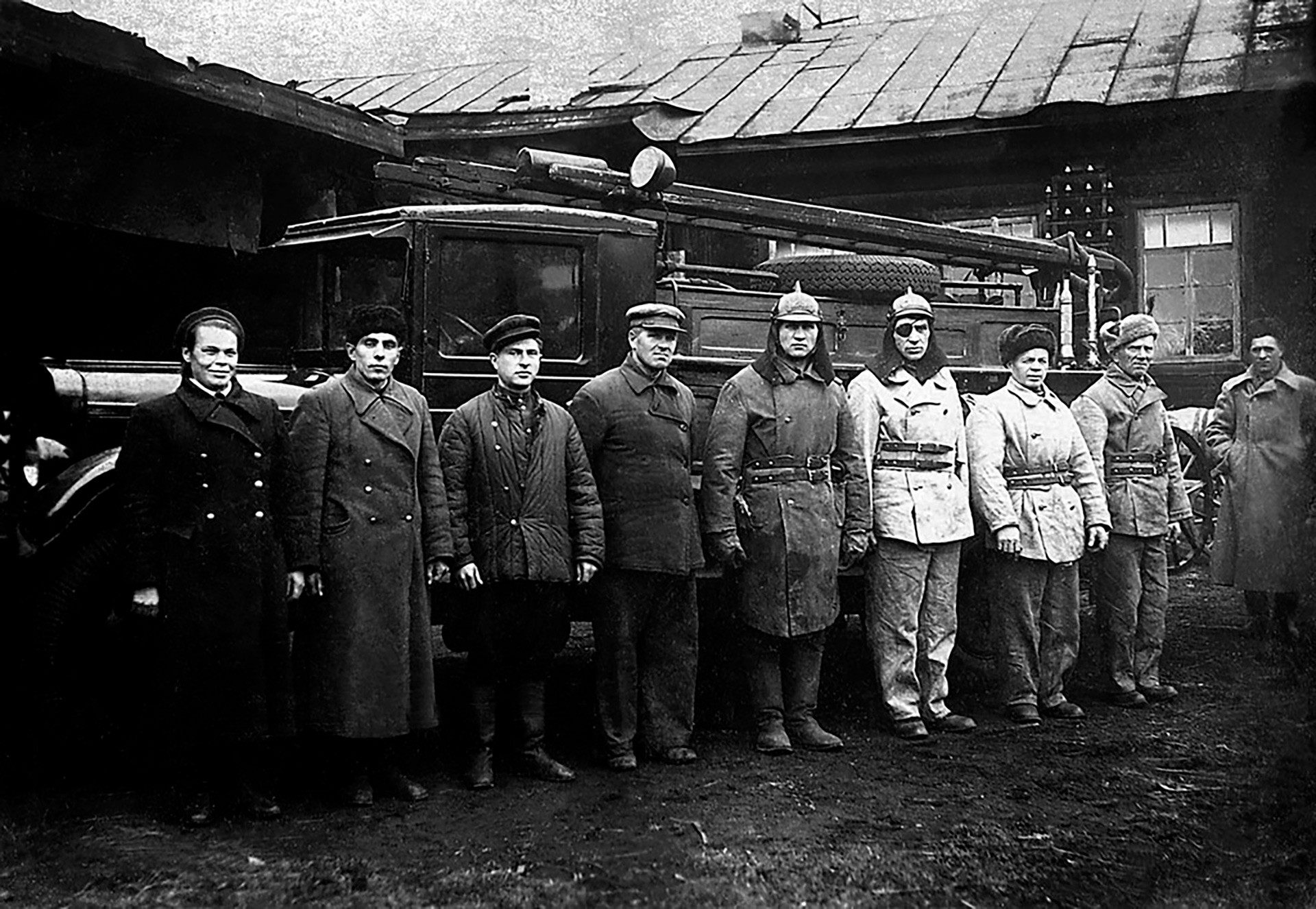 Војну обуку на полигону фабрике „Магнезит“ изводи друг Дементјев.