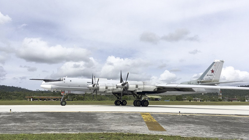 Singgah di Biak, Bomber Tu-95MS dan Seluruh Kru Pesawat ‘Diserbu’ Warga ...