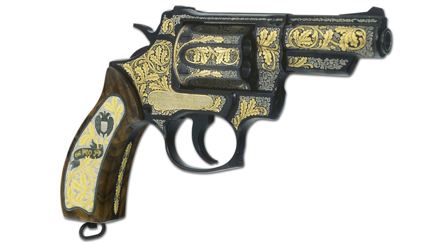 Armas rusas grabadas en oro: el regalo ideal para una reina o un rey