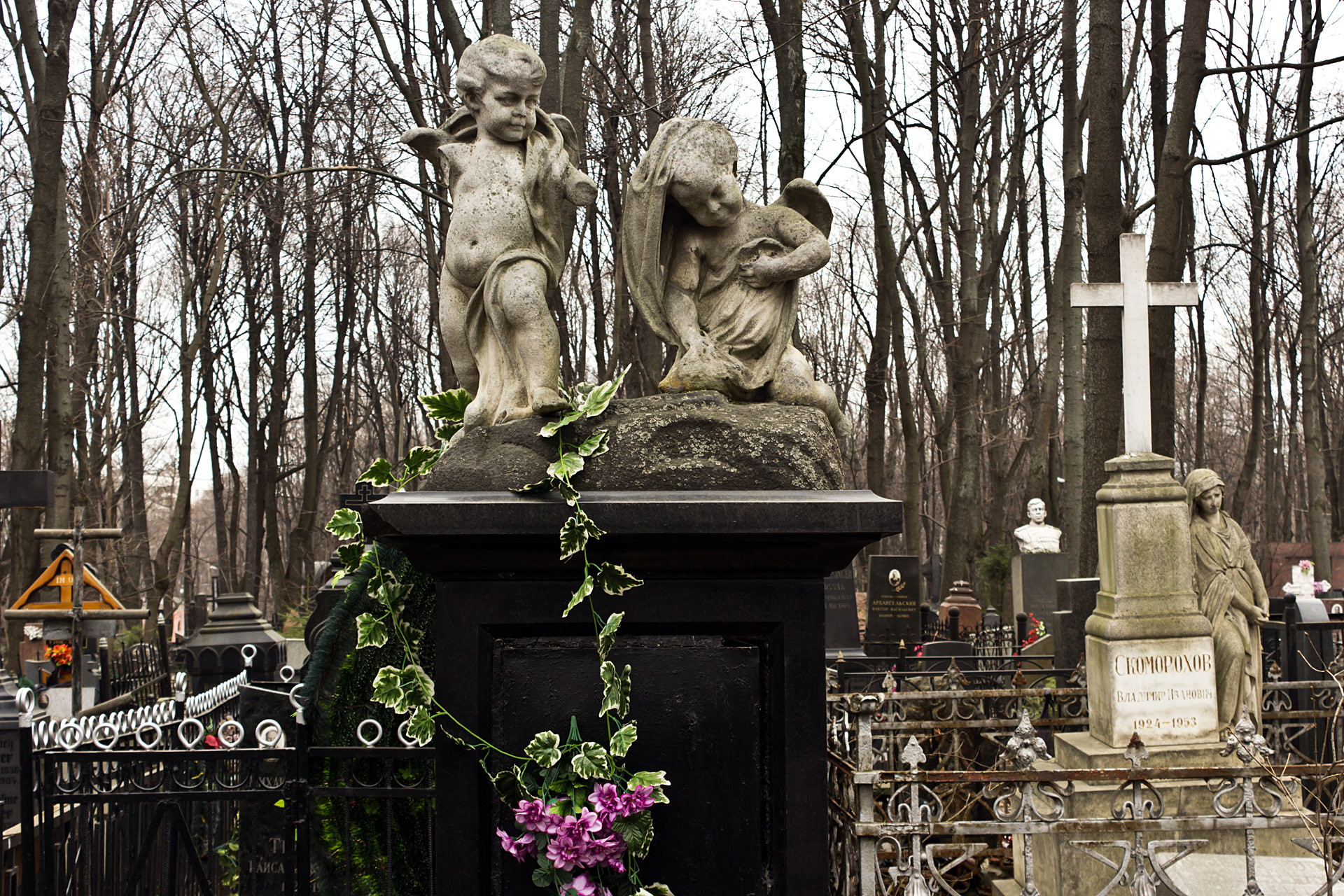 Введенское кладбище надгробия