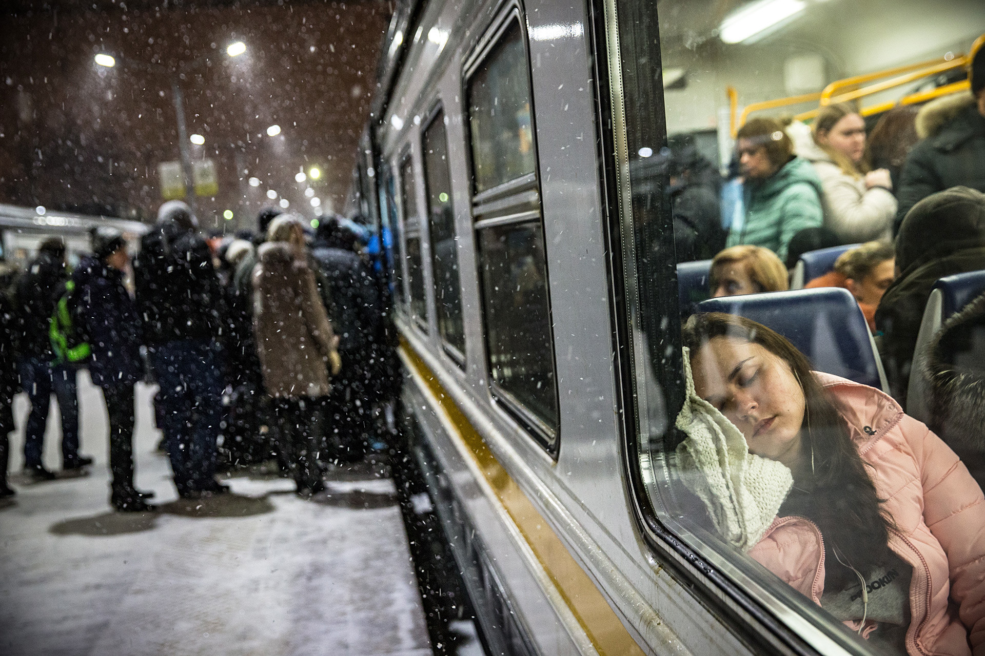 Passengers on a platform of the Odintsovo railway station.