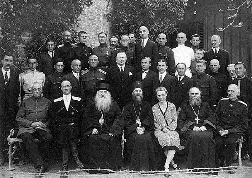 Belogardejska elita u Srbiji. Baron Vrangel sedi drugi s leva, pored njega je mitropolit Antonije Hrapovicki.