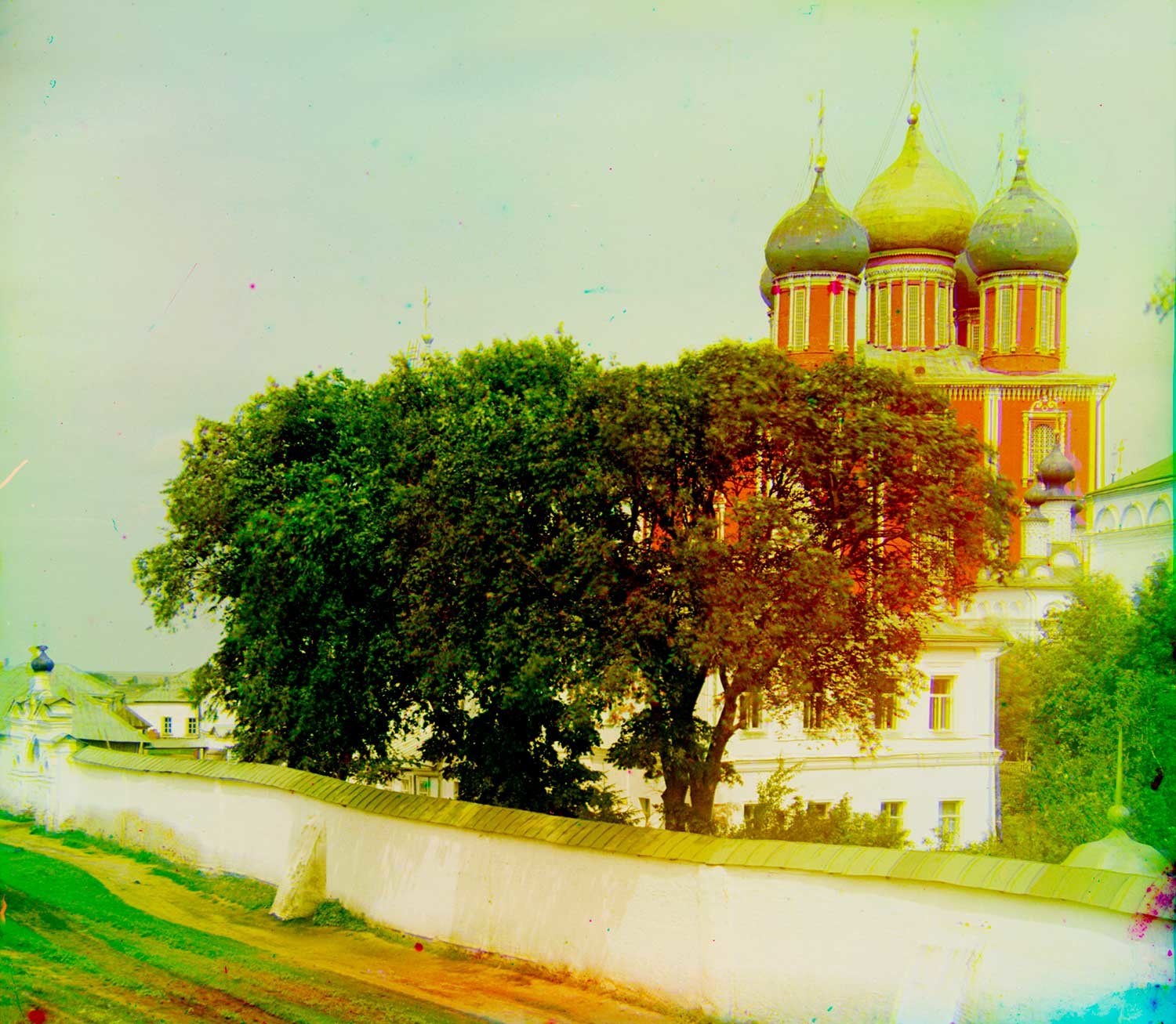 Ryazan Kremlin. Background: Dormition Cathedral. Foreground: wall of Transfiguration Monastery, Transfiguration Cathedral (far right). Summer 1912.