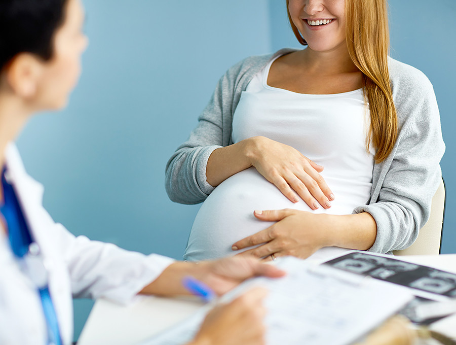 Pregnant woman gives doctor hand job