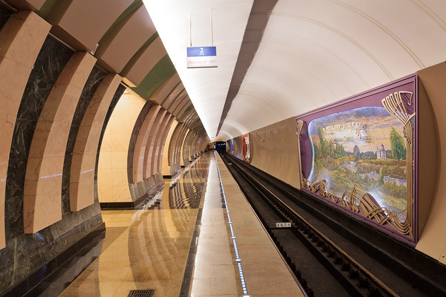 Марьина роща станция метро люблинско дмитровская линия. Московский метрополитен станция Марьина роща. Станция Марьина роща Люблинско-Дмитровская линия. Платформа станции метро Марьина роща.