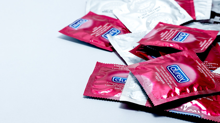 Nao Toque Na Vika Russas Protestam Contra Anuncio De Preservativo Durex Russia Beyond Br preservativo durex russia beyond
