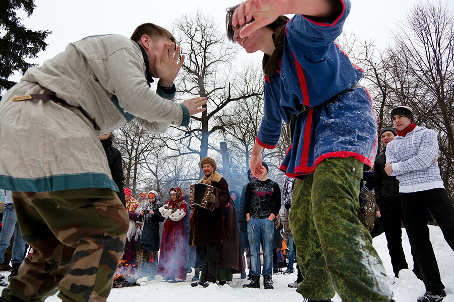 Com regras rígidas, brincadeira de luta é tradição há séculos