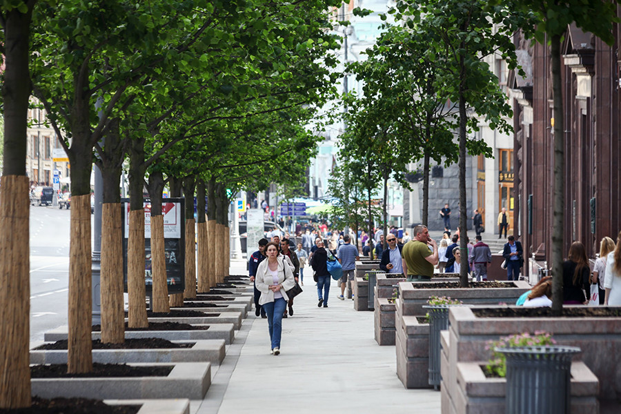 Ne tako davno prepuna automobila, Tverska je danas zelena ulica sa širokim pločnicima - idealno mjesto za šetnju i uživanje u duhu centra grada.
