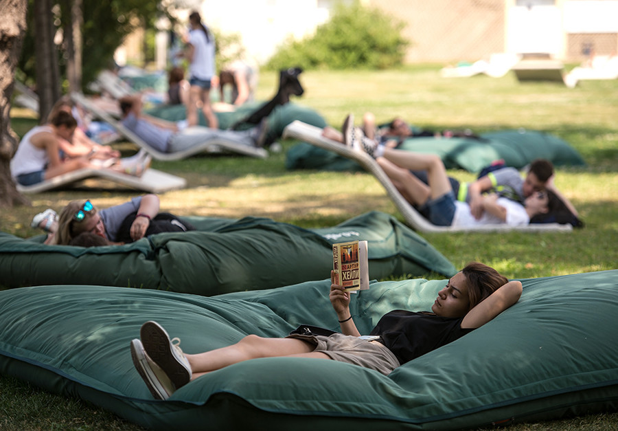 Ljudi odmaraju u Parku Gorki, najpopularnijem mjestu za rekreaciju u Moskvi.