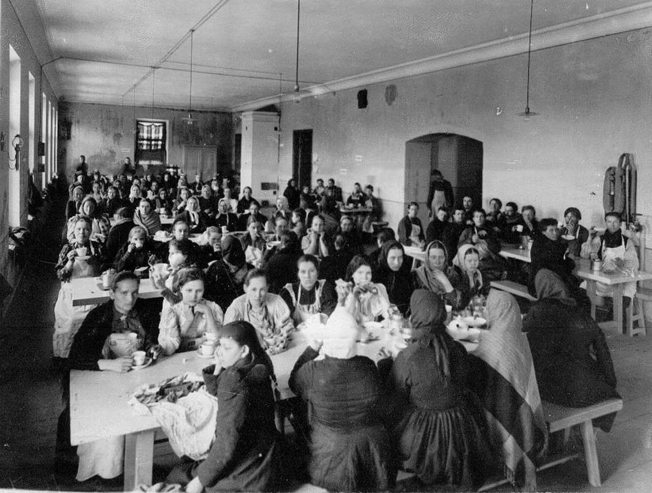 Trabajadores esperando la comida en el comedor del Almacén de Bebidas Alcohólicas Estatal nº1.