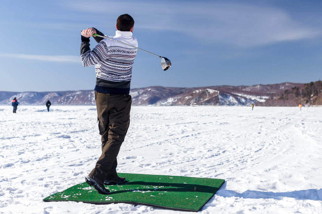 Kenapa Orang Rusia Senang Bermain Golf Es di Danau Baikal? - Russia Beyond