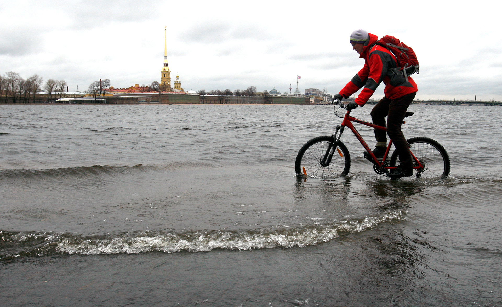 People, city vibes and language: how does life in moscow differ from ... Sputnik tv bord