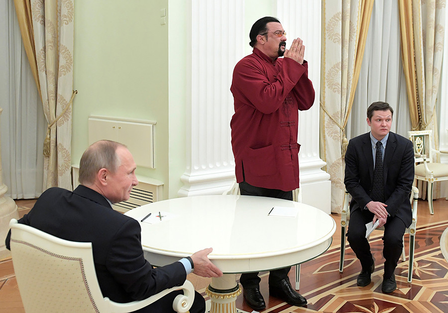 Vladimir Poutine rencontrant Steven Seagal au Kremlin, à Moscou, en 2016.