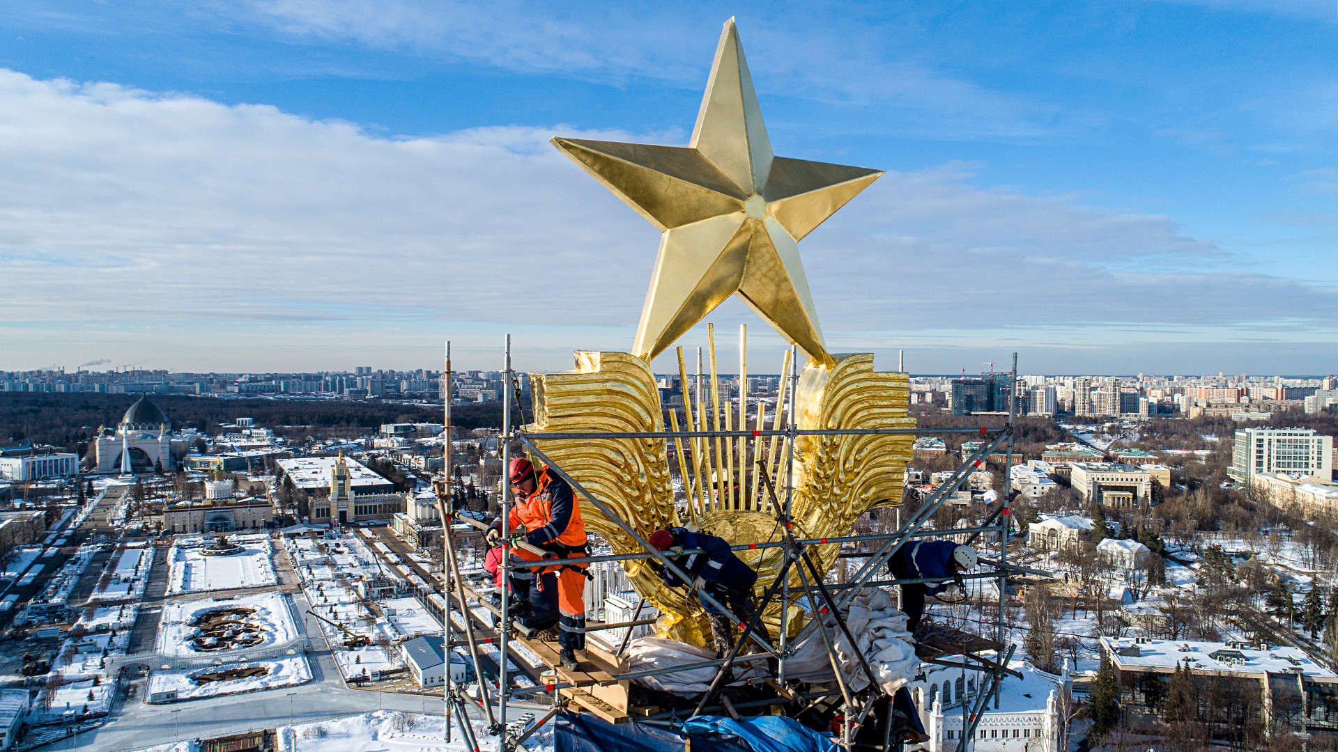 Звезда москва. Звезда в Москве на здании ВДНХ. Пятиконечная звезда на зданиях. Звезда на кремлевской башне новый год. Здание с золотой звездой в Москве.