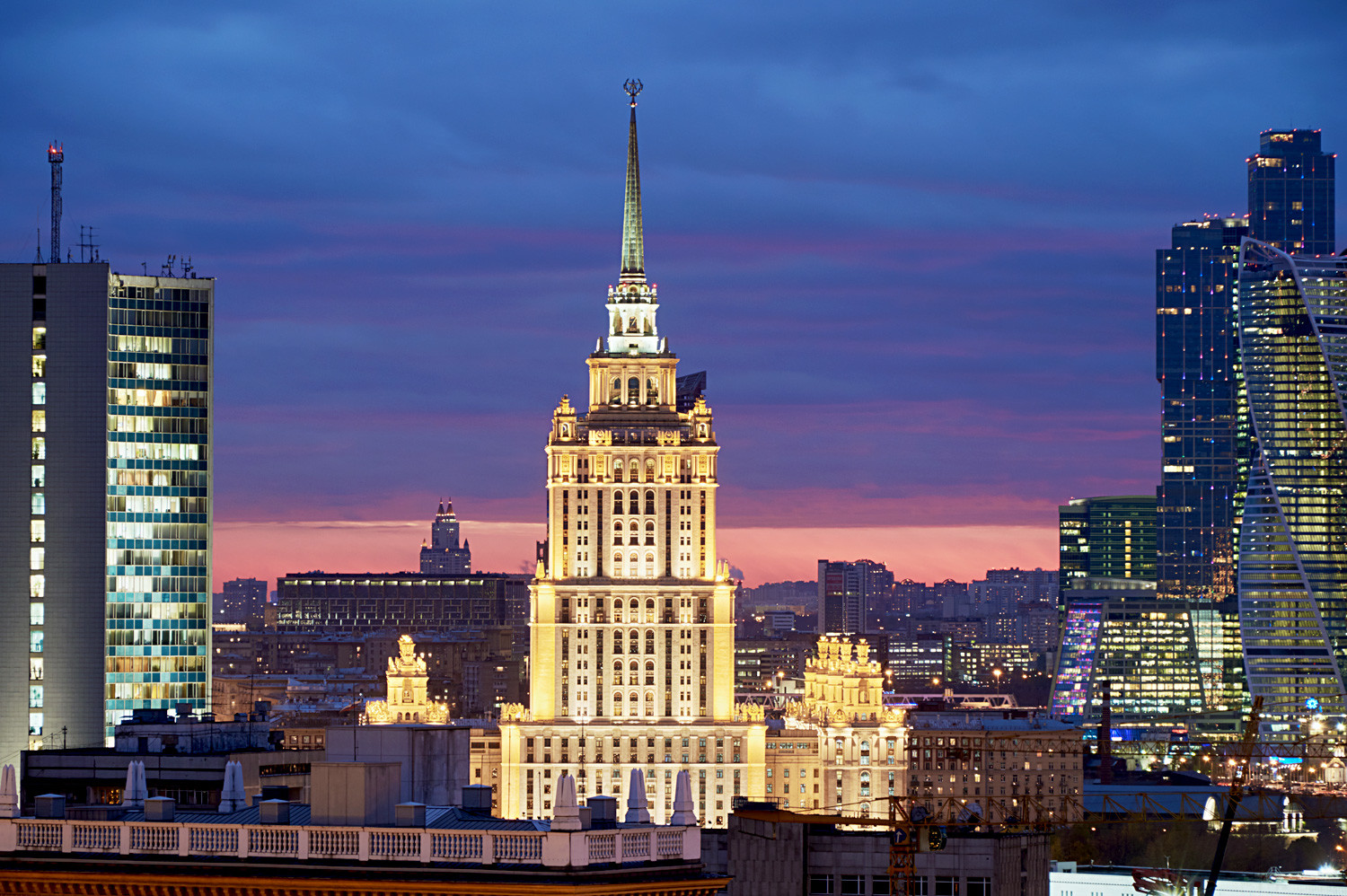 Это здание расположено. Москва высотки МГУ Сити. Сталинская высотка Рэдиссон. Сталинские высотки МГУ.