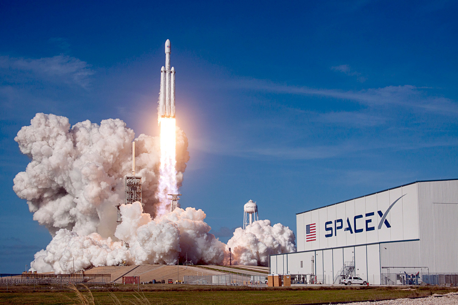 Тежката ракета SpaceX Falcon полита в Космоса от полигон 39А в космическия център