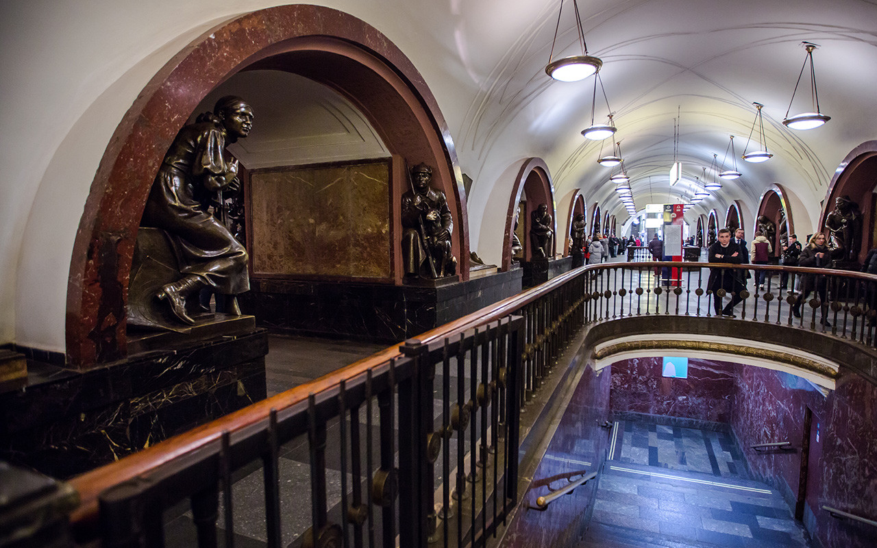 La station Place de la Révolution dans le métro de Moscou.