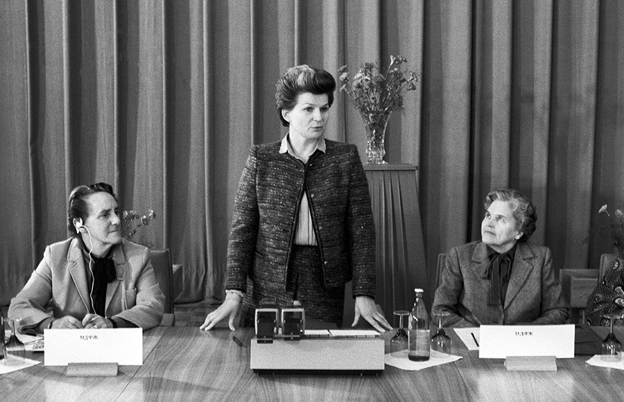 
La présidente du Comité des femmes soviétiques, Valentina Terechkova (au centre), la présidente de la Fédération internationale des femmes démocrates, Frieda Brown (à gauche) et la secrétaire générale de l'organisation « Partisans de la paix de Finlande », Miriam Vire-Tuominen (à droite)