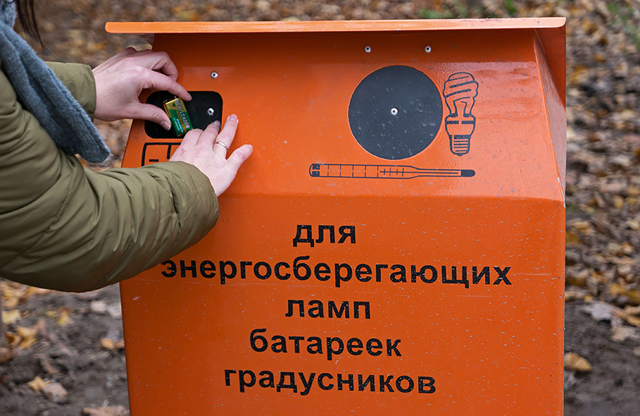 Житель города Мытищи Московской области выбрасывает батарейку в мусорный ящик для энергосберегающих лампочек, батареек и термометров. 