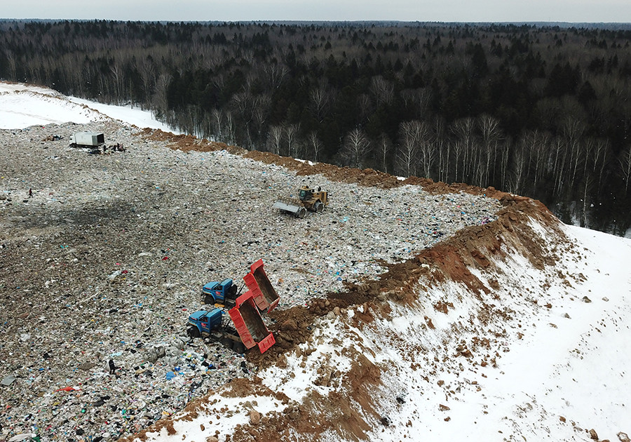 Сотрудники полигона твердых бытовых отходов Ядрово в Московской области засыпали территорию грунтом для нейтрализации неприятных запахов.