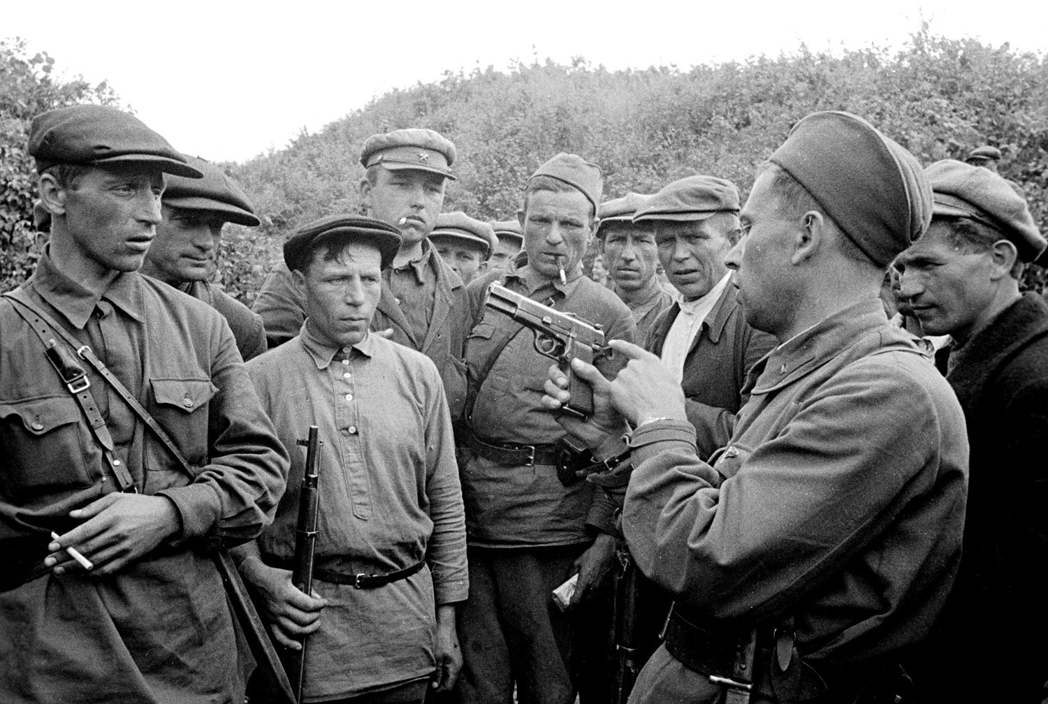 Partisano enseña a utilizar armas a sus compañeros. Región de Smolensk
