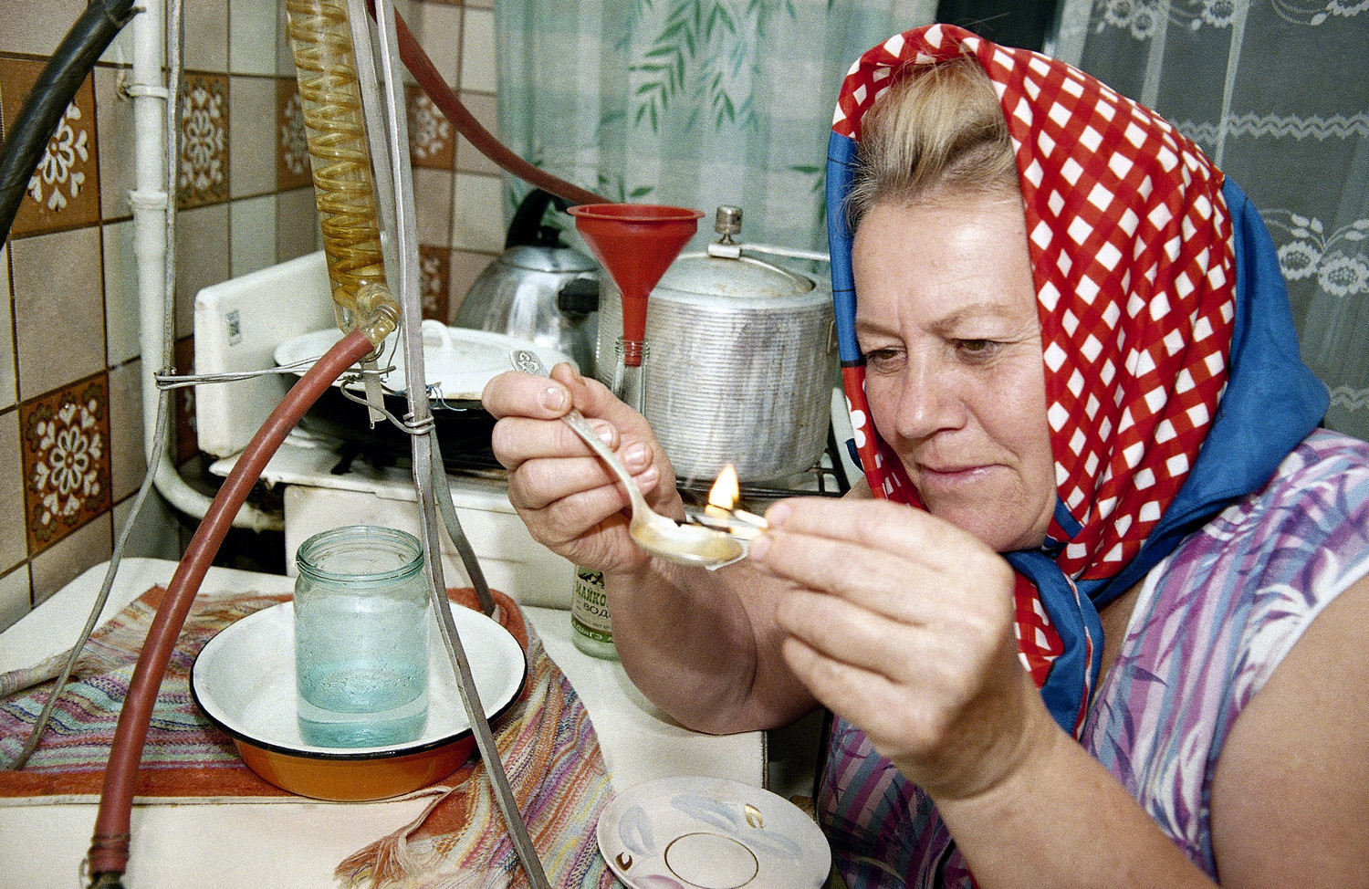 Žena u ruskom gradu Majkopu provjerava kvalitetu 