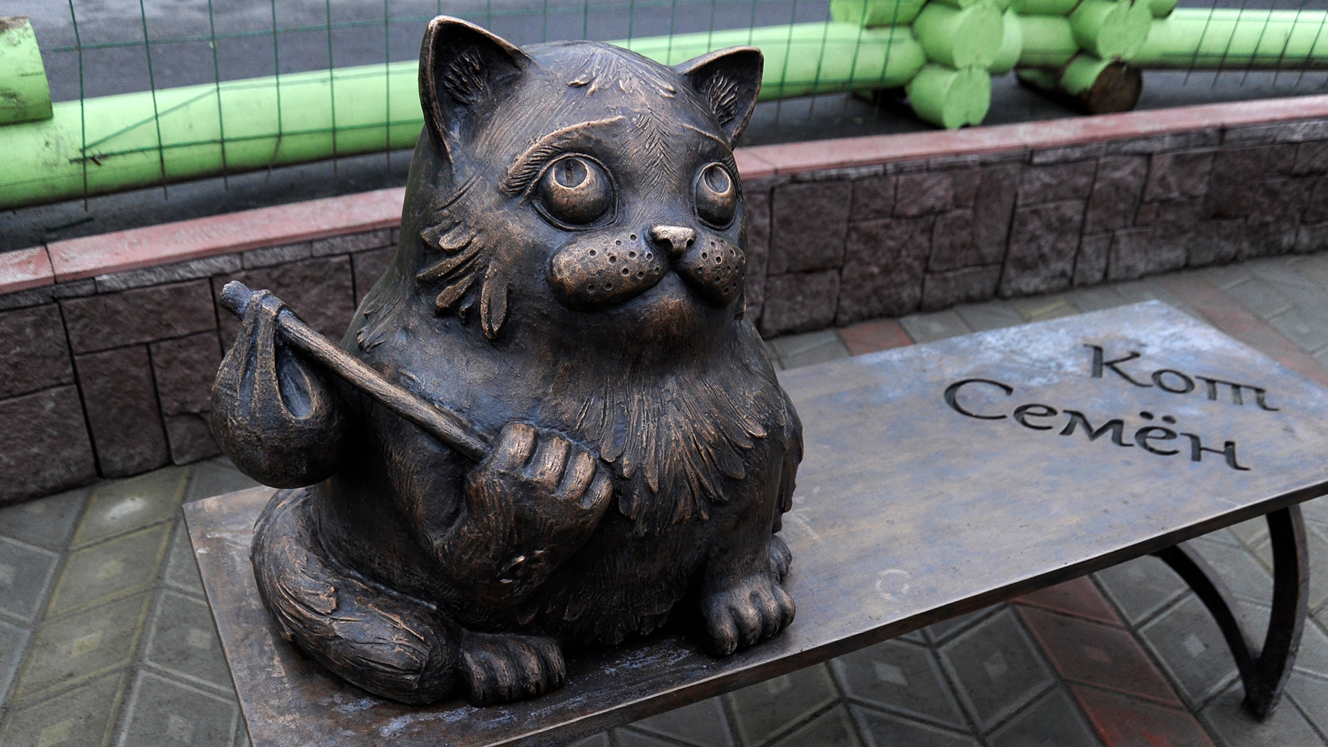 Памятник коту путешественнику в Мурманске