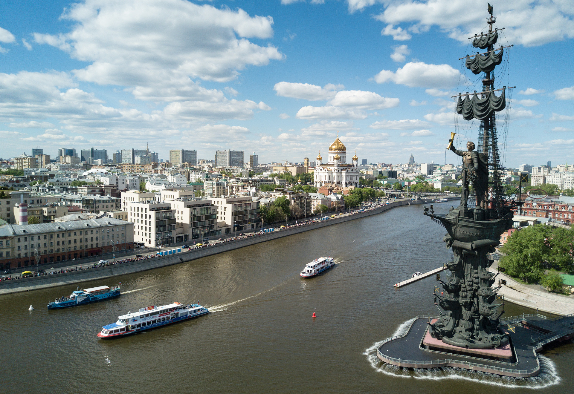 Москва река 1. Памятник Петру 1 в Москве на Москве реке. Статуя Петра 1 в Москве на реке. Пречистенская набережная памятник Петру 1. Памятник Петру в Москве на набережной.