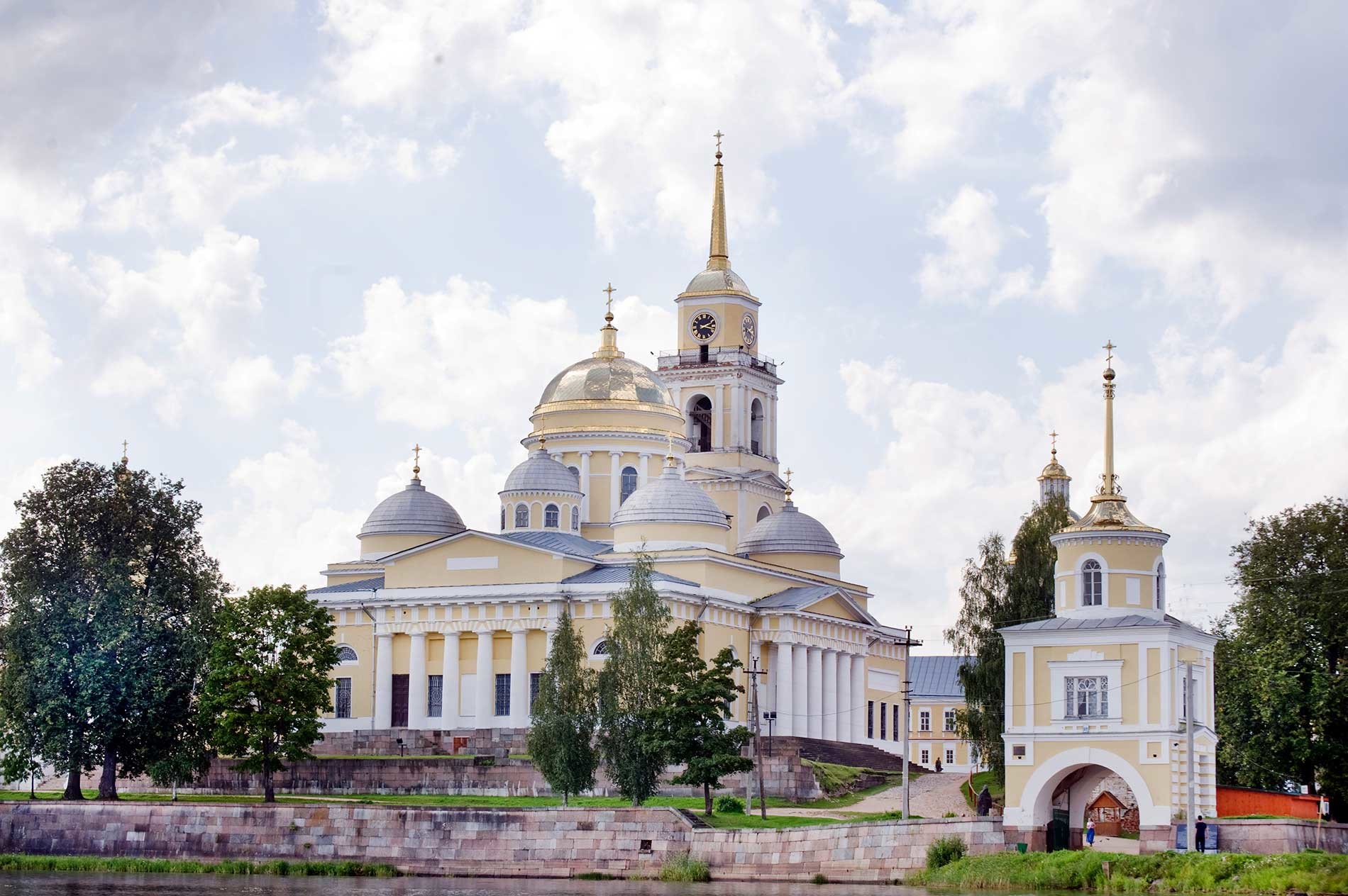 A floating apparition on Lake Seliger: St. Nilus Monastery - Russia Beyond