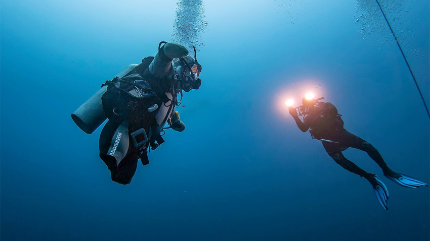 Russian diver defies disability to go deep underwater - Russia Beyond