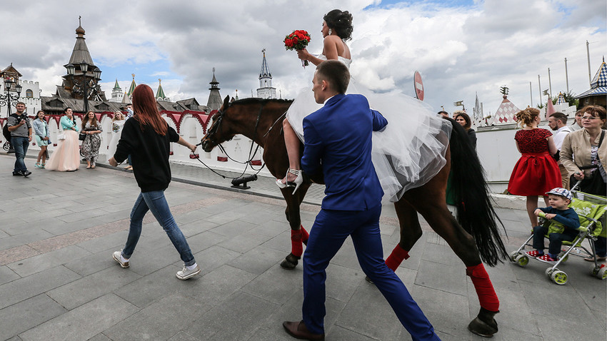 Delapan Tradisi Paling Aneh dalam Pesta Pernikahan Orang ...