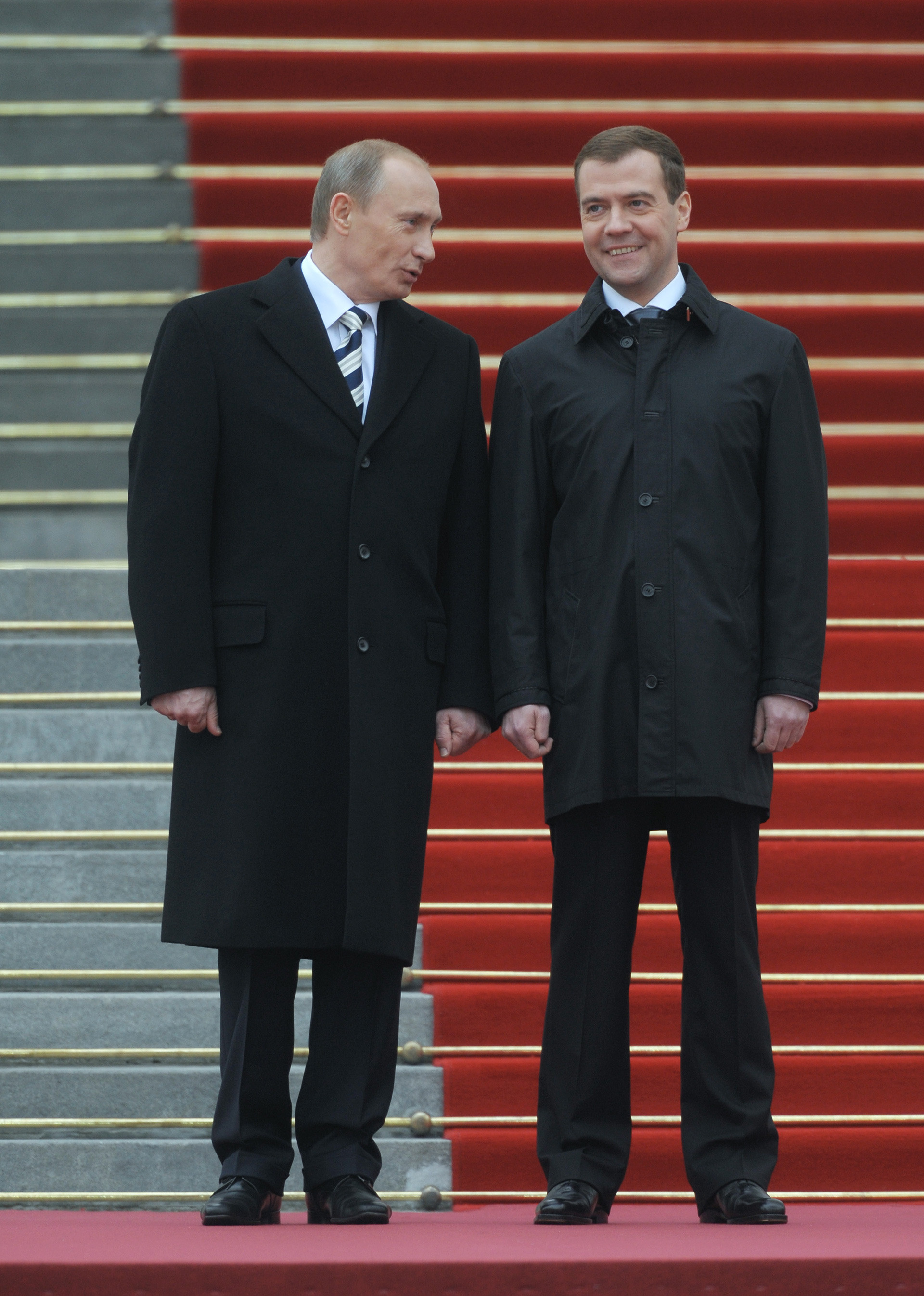 Медведев и путин рядом фото в полный рост
