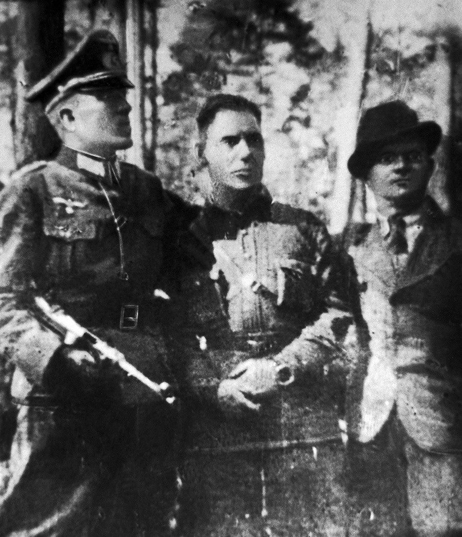 Николай Кузнецов (в центре), советский шпион, захваченный и расстрелянный немцами в 1944 году.