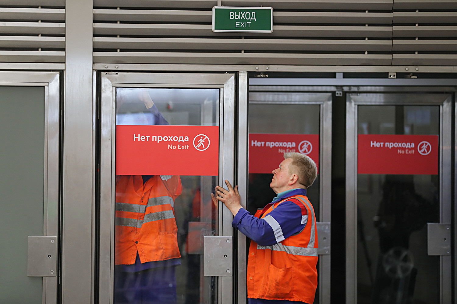 A large number of doors does not mean that the entrance is somewhere near.
