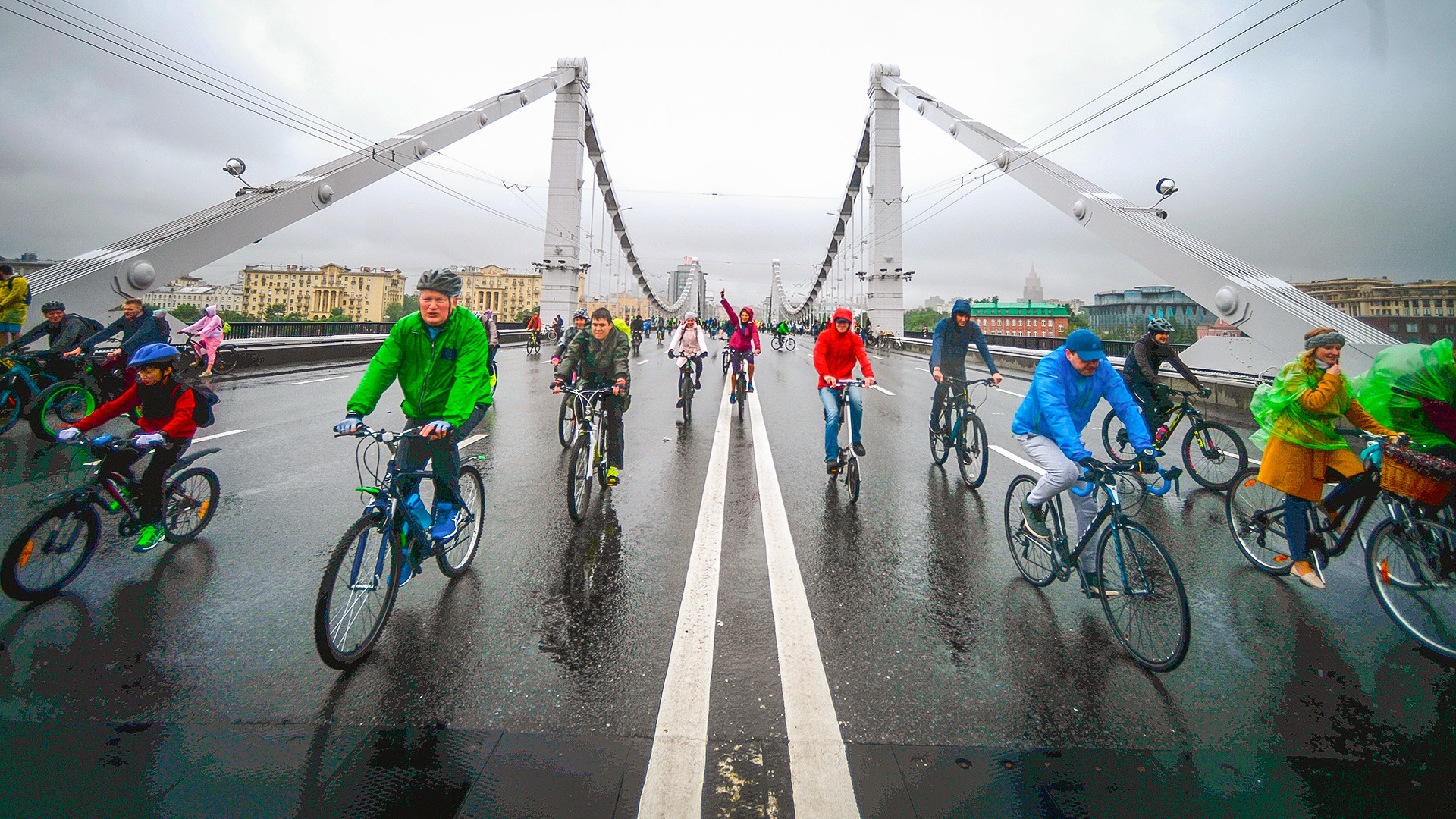 Heavy rain in Moscow fails to dampen cyclists spirits 