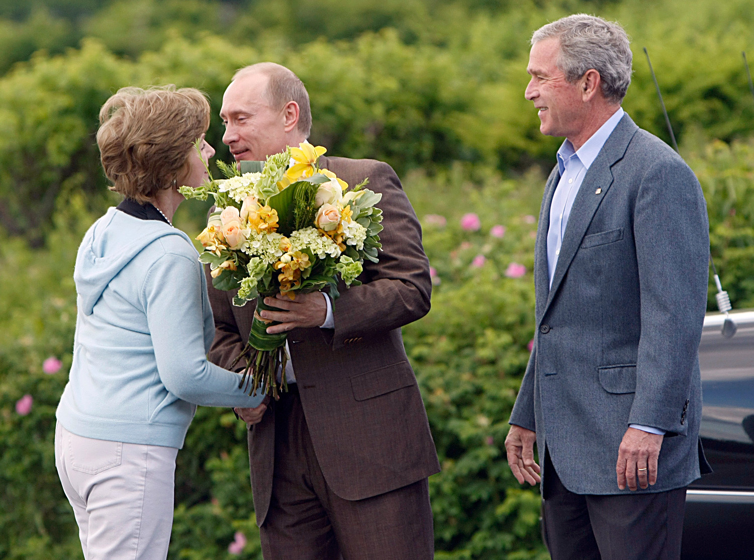 The perfect gentleman Flowers from Russia's president (PHOTOS